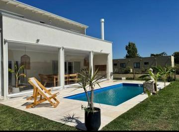 Casa · 170m² · 4 Ambientes · 3 Cocheras · Casa Impecable con Pileta, Gran Vestidor y Galería Cerrada en San Ramón – Pilar del Este