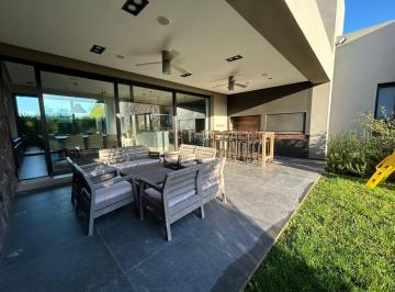 Casa · 317m² · 3 Ambientes · 2 Cocheras · Almirante Brown