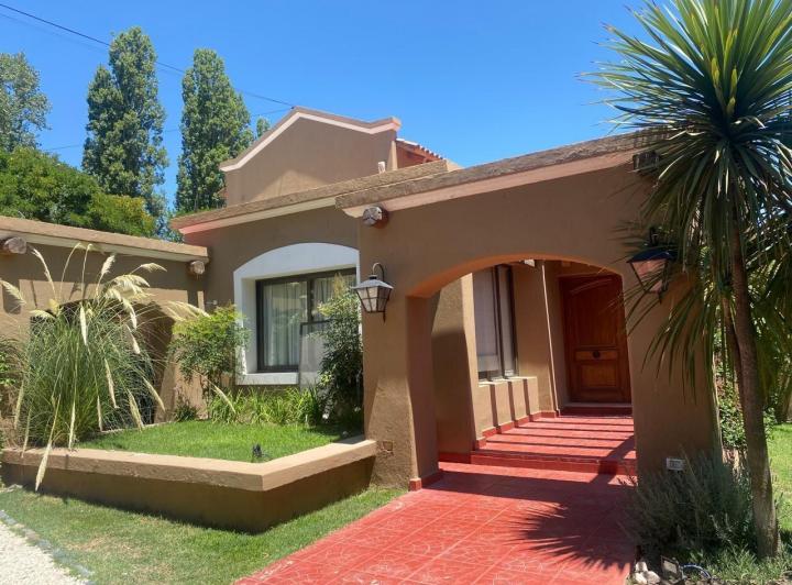 Casa · 400m² · 3 Ambientes · 3 Cocheras