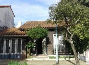 Casa · 102m² · 3 Ambientes · 1 Cochera · Casa en Venta - 2 Dorm. 1 Baño - Morón