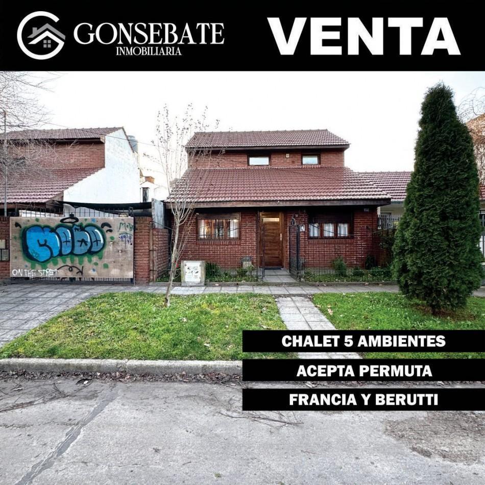 Chalet de 5 ambientes en dos plantas con patio y entrada para vehículos