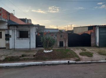 Casa · 60m² · 3 Ambientes · 1 Cochera · Se Vende Casa en Gonzáles Catan con 3 Ambientes
