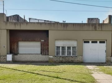 Casa · 94m² · 4 Ambientes · 1 Cochera · Venta Casa 4 Amb Castelar a Reciclar Lote Propio