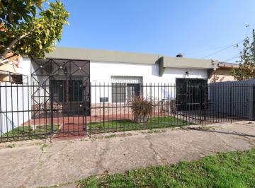 Casa · 144m² · 4 Ambientes · 2 Cocheras · Venta Casa Cuatro Ambientes con Terreno Llavallol