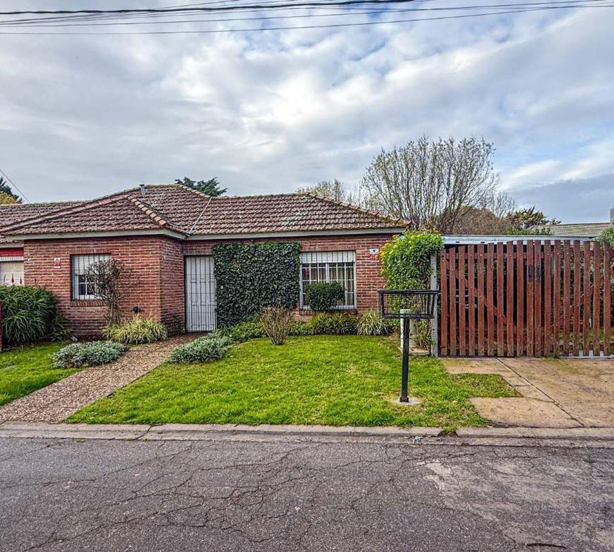 Casa 3 amb, 439m² en Lomas del Golf con amplio parque y cochera
