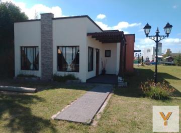 Casa · 80m² · 4 Ambientes · Casa en Venta - 2 Dorm. 1 Baño - Patio - 800 m² - Domselaar