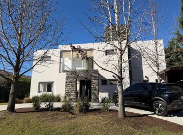 Casa · 153m² · 6 Ambientes · 1 Cochera · Venta Casa 6 Amb /pileta B° San Marcos Villanueva