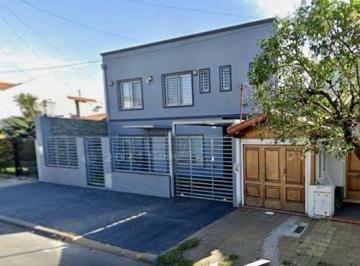 Casa · 240m² · 4 Ambientes · 2 Cocheras · Venta de Excelente Propiedad en Dos Plantas
