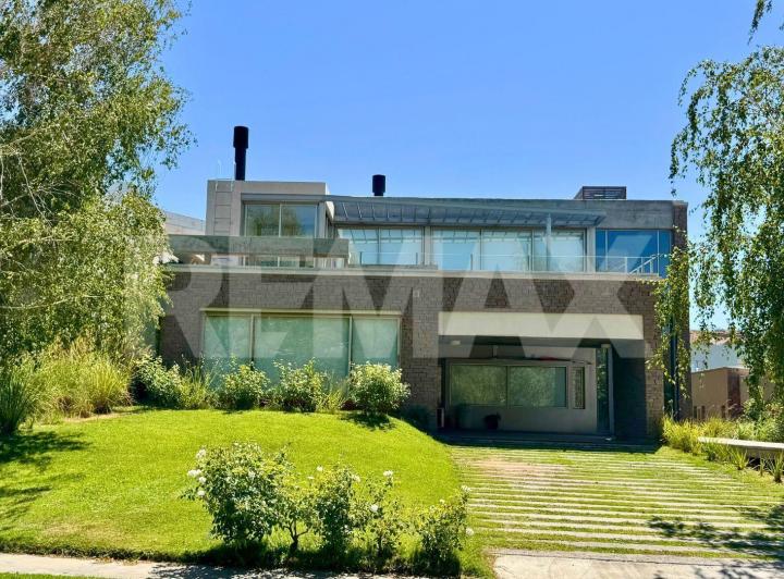 Casa · 320m² · 8 Ambientes · 2 Cocheras