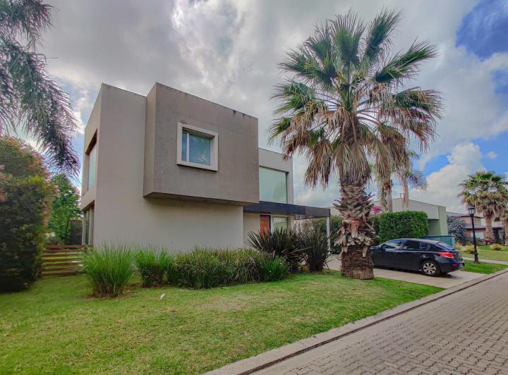 Casa · 180m² · 4 Ambientes · 3 Cocheras