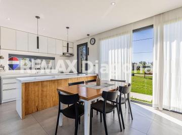 Casa · 135m² · 5 Ambientes · 1 Cochera · Casa en Venta en Campos de Roca II