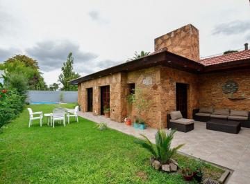 Casa · 256m² · 6 Ambientes · 3 Cocheras · Casa en Venta Gonnet