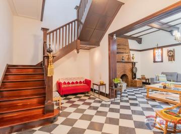 Casa · 250m² · 5 Ambientes · 6 Cocheras · Casa de Estilo Reciclada a Nuevo en Venta La Plata