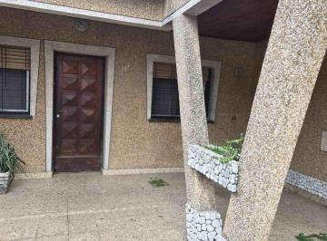 Casa · 127m² · 3 Ambientes · 1 Cochera · Venta Casa 3amb Entrada de Auto Sarandí