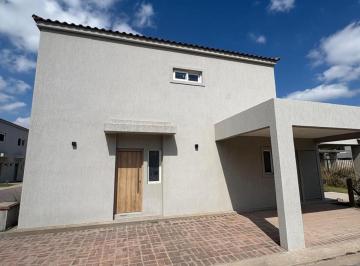 Casa · 113m² · 3 Ambientes · 2 Cocheras · Venta Casa 3 Ambientes Chic Village Jardin Terraza