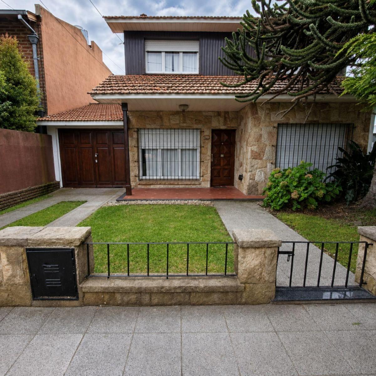 Casa en block, 6 amb, 181m² con garage y jardín — Alfar