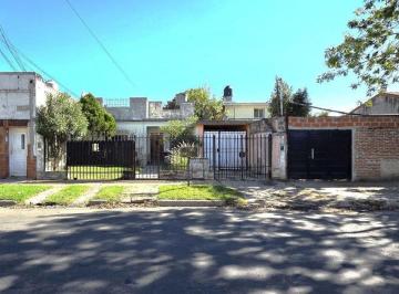 Casa · 154m² · 4 Ambientes · 2 Cocheras · Casa 4 Amb/jardín/cocheras. Única! Caseros