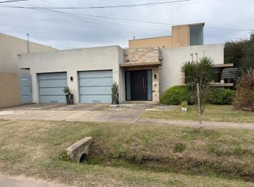Casa · 400m² · 10 Ambientes · 2 Cocheras · Venta Casa / Todos Los Servicios / 400 m Cub.