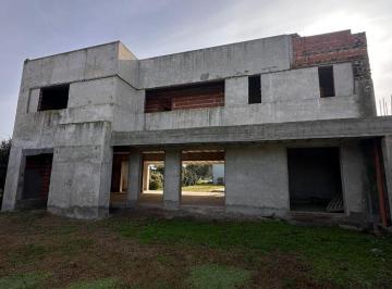 Casa · 215m² · 4 Ambientes · 2 Cocheras · En Venta/ Casa /a Terminar/ Oportunidad