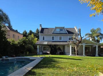 Casa · 213m² · 6 Ambientes · 3 Cocheras · Venta Casa 6 Amb. C/jardin y Pileta B° Septiembre