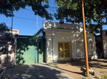 Casa · 234m² · 8 Ambientes · 1 Cochera · Venta Casa 2 Dorm. + Local Zona Norte