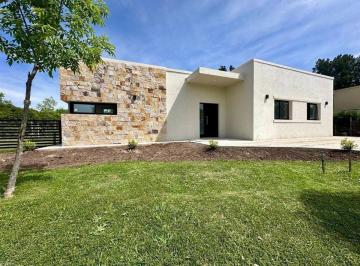 Casa · 135m² · 4 Ambientes · 2 Cocheras · Casa en Venta 4 Ambientes en Pilar del Este
