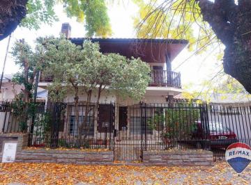Casa · 261m² · 6 Ambientes · 3 Cocheras · Casa 6 Ambientes Venta Temperley con Quincho