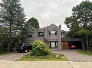 Casa · 301m² · 5 Ambientes · 1 Cochera · Casa en Venta Echeverria del Lago Canning