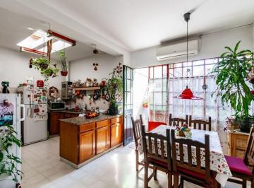 Casa · 190m² · 4 Ambientes · 1 Cochera · Venta Casa 4 Amb C/cochera/quincho/terraza Flores