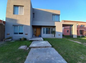 Casa · 197m² · 8 Ambientes · 2 Cocheras · Vendo Casa 3 D - Las Cañitas - Malagueño