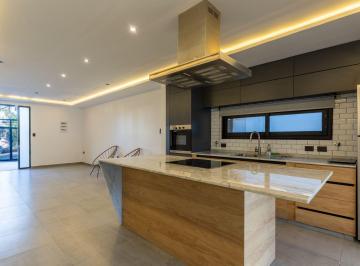 Casa · 104m² · 4 Ambientes · 2 Cocheras · Casa Venta City Bell 2 Dorm. Pileta Parque