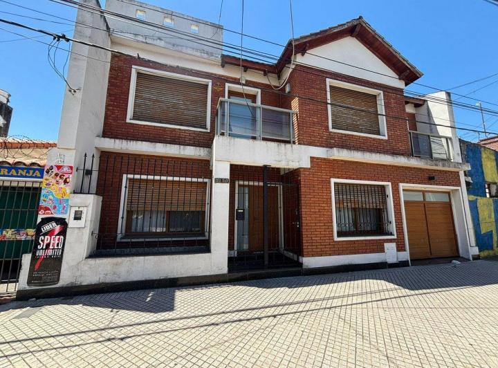Casa · 211m² · 6 Ambientes · 1 Cochera