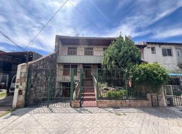 Casa · 235m² · 5 Ambientes · 2 Cocheras · Venta Chalet de Categoria 5 Amb. Quincho y Fondo
