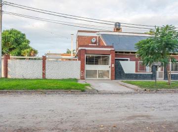 Casa · 210m² · 6 Ambientes · 2 Cocheras · Venta - Permuta - Casa 3 Dorm - Cochera - Jardin - Pileta