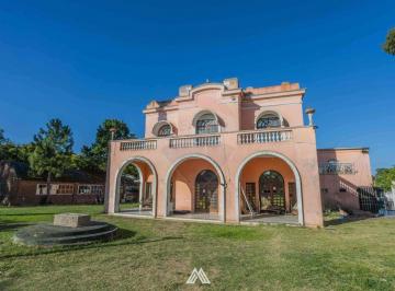 Casa · 715m² · 8 Ambientes · 3 Cocheras · Venta Gran Casa en Colon 5 Dorm. con Gran Terreno