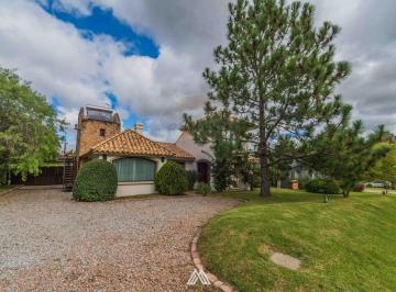 Casa · 221m² · 6 Ambientes · 1 Cochera · Venta Casa en Altos de La Tahona con Renta 3 Dorm