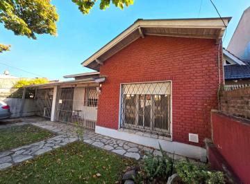 Casa · 160m² · 5 Ambientes · 3 Cocheras · Chalet en Venta Hurlingham Sobre Gran Lote 578 m²