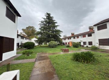 Casa · 61m² · 4 Ambientes · 1 Cochera · Casa en Venta en Pergamino con Patio y Cochera