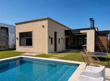 Casa · 140m² · 5 Ambientes · 2 Cocheras · Casa en Alquiler Barrio Acacia Puertos 5 Ambientes