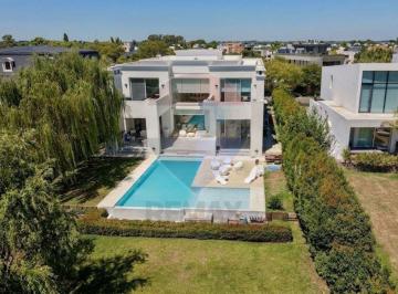 Casa · 460m² · 7 Ambientes · 2 Cocheras · Casa en Venta 7 Ambientes en Barrio Golf Nordelta