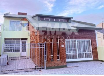 Casa · 320m² · 5 Ambientes · 1 Cochera · Casa Km 3: 4 Dorm y Quincho, Salida a 2 Calles