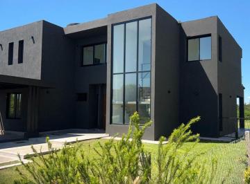 Casa · 216m² · 5 Ambientes · 4 Cocheras · Venta Casa a Estrenar Haras Santa Maria Financiada