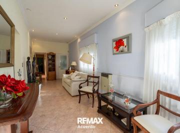 Casa · 194m² · 4 Ambientes · 2 Cocheras · Venta Casa 3 Dorm + Pileta + Quincho + Parque Centrica