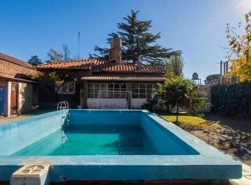 Casa · 203m² · 4 Ambientes · 1 Cochera · Casa en Venta Chacras de Coria. Barrio Besares