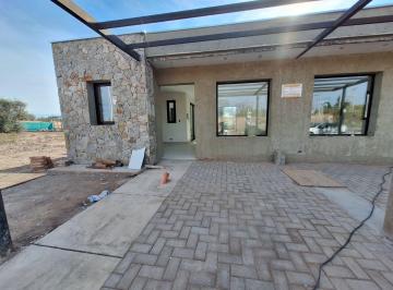 Casa · 73m² · 2 Ambientes · 1 Cochera · Casa a Estrenar, B°privado Coviart 1 Rusell, Maipú