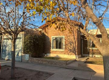 Casa · 133m² · 5 Ambientes · 2 Cocheras · Venta de Casa en Barrio Natania 23 - Guaymallén