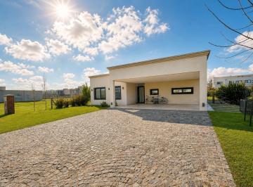 Casa · 160m² · 5 Ambientes · 2 Cocheras · Casa en Venta San Felipe 5 Ambientes con Piscina