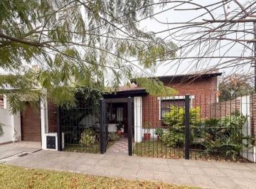 Casa · 100m² · 4 Ambientes · 2 Cocheras · Casa de 2 Dorm. en Venta en Gonnet C/ Parque