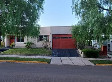 Casa · 125m² · 5 Ambientes · 1 Cochera · Venta Casa Barrio Privado Dalvian, Mendoza Ciudad