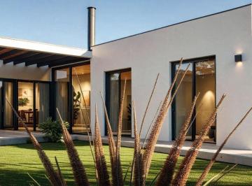 Casa · 175m² · 5 Ambientes · 2 Cocheras · Venta Hermosa Casa a Terminar Barrio La Bastilla